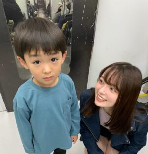 Alisa Sakamaki Instagram - こねこフィルムの『ギャルママVS席奪う男』のオフショット写真です笑🥺

TikTokで209.5Kイイネ、いただいております🐜🐜🐜
坂巻のギャルママ見てみてね☺️

かわいいかわいいけいたにたっくさん癒されました🥺

#こねこフィルム
#ショートドラマ
#ギャルママ
#fyp 
#00