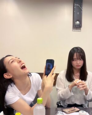 Alisa Sakamaki Instagram - 手にお湯ぶっかけた坂巻（今は全然なんともない🥺）とそれを撮ってるかのんちゃん笑笑

いつも沢山甘やかされてますありがとうございます🥺
かのんちゃんだああいすき笑笑笑

#仮面ライダーガッチャード 
#宮原華音 
#坂巻有紗 
#クロトー 
#ラケシス 
#kamenrider