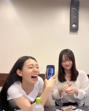 Alisa Sakamaki Instagram - 手にお湯ぶっかけた坂巻（今は全然なんともない🥺）とそれを撮ってるかのんちゃん笑笑

いつも沢山甘やかされてますありがとうございます🥺
かのんちゃんだああいすき笑笑笑

#仮面ライダーガッチャード 
#宮原華音 
#坂巻有紗 
#クロトー 
#ラケシス 
#kamenrider