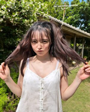Alisa Sakamaki Instagram - 本日の写真集のオフショットはこちら☺️✨

大好きな叔母さんの家で撮影したよ〜〜🍉
今年は絶対2回は沖縄に帰るんだ！！！笑

写真集のご予約はストーリーのハイライトからできますっ
ガッチャしてねん🐜

#坂巻有紗 
#alisasakamaki 
#沖縄 
#今帰仁 
#グラビア 
#週プレ