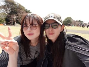 Alisa Sakamaki Instagram - 幸せってこういうこと。🌸
ガッチャードメンバー、1人残らず大好きです。
みんな愛してるーー！！！
最後の写真、幸せが詰まってます☺️☺️☺️

#仮面ライダー 
#仮面ライダーガッチャード 
#坂巻有紗 
#lachesis 
#ラケシス 
#kamenrider