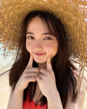 Alisa Sakamaki Instagram - 本日の写真集のオフショットはこちら！！！🥰

今帰仁の海はいつ行ってもほ〜んとに綺麗✨🌊
こんな素敵な場所で産まれ育った私のグランマ☺️お仕事で沖縄行けたよ〜☁️

私にとってとっっても大切な場所での撮影でした☺️💕

予約はストーリーのハイライトからできるよんっ
ぜひぜひね💕

#坂巻有紗 
#alisasakamaki 
#沖縄 
#今帰仁 
#グラビア 
#週プレ