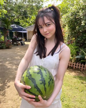 Alisa Sakamaki Instagram - 写真集のオフショット🍉

いや〜写真集の写真まーーーじですんんんんんんんんんごいよ🥺（あんま自分で言うな。^_^）

いろ〜んな坂巻見れること間違いなしです！！🥺

予約はストーリーのハイライトからできるよんっ
ぜひぜひね💕

#坂巻有紗 
#alisasakamaki 
#沖縄 
#今帰仁 
#グラビア 
#週プレ