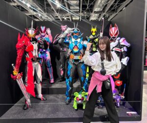 Alisa Sakamaki Instagram - 所沢の角川武蔵野ミュージアムで行われている、仮面ライダー展に行ってきましたーーー！！！✨🦗

仮面ライダーの歴史に触れられてすっっごく楽しかったです☺️
グッズも沢山買えてハッピーです💕

お客様も多くいらっしゃって、こんなに長く愛されている作品に携わることができて、改めて幸せだなぁと感じた日でした🥰
最後まで撮影頑張ります！！✨

皆様ぜひ行ってみてねーー！🐜🐜🐜

#仮面ライダー 
#仮面ライダーガッチャード 
#kadokawa 
#さくらタウン 
#角川武蔵野ミュージアム 
#kamenrider