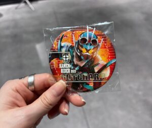 Alisa Sakamaki Instagram - 所沢の角川武蔵野ミュージアムで行われている、仮面ライダー展に行ってきましたーーー！！！✨🦗

仮面ライダーの歴史に触れられてすっっごく楽しかったです☺️
グッズも沢山買えてハッピーです💕

お客様も多くいらっしゃって、こんなに長く愛されている作品に携わることができて、改めて幸せだなぁと感じた日でした🥰
最後まで撮影頑張ります！！✨

皆様ぜひ行ってみてねーー！🐜🐜🐜

#仮面ライダー 
#仮面ライダーガッチャード 
#kadokawa 
#さくらタウン 
#角川武蔵野ミュージアム 
#kamenrider