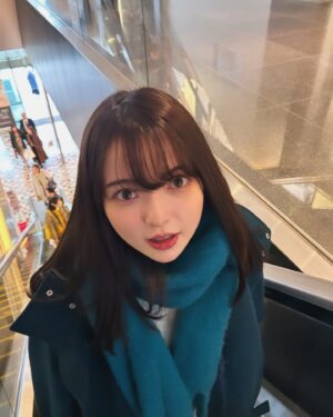 Alisa Sakamaki Instagram - 背小さくないですエスカレーター効果です🏃‍♂️🏃‍♂️🏃‍♂️

新しく買ったマフラーお気に入りー！！！

#fyp 
#00 
#坂巻有紗 
#green 
#blue