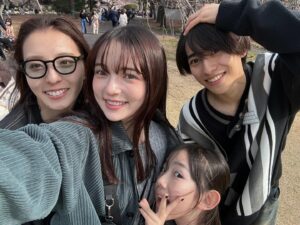 Alisa Sakamaki Instagram - 幸せってこういうこと。🌸
ガッチャードメンバー、1人残らず大好きです。
みんな愛してるーー！！！
最後の写真、幸せが詰まってます☺️☺️☺️

#仮面ライダー 
#仮面ライダーガッチャード 
#坂巻有紗 
#lachesis 
#ラケシス 
#kamenrider