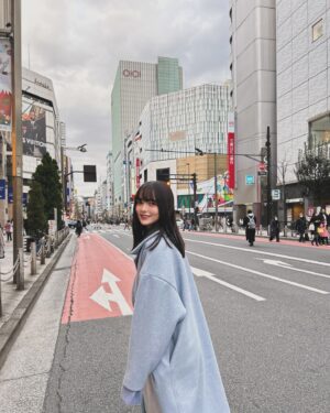 Alisa Sakamaki Instagram - 成人の皆様、おめでとうございます☺️

こちらの写真は祝日の新宿！歩行者天国でした🚶

そしてわたしは、前髪が短くなりました✂︎
少し子供っぽいですね笑🥺

こんな自分もいるんだよって、今後も色々な姿を皆様に見せていけたらと思います☺️

#坂巻有紗 
#新宿 
#fyp 
#00