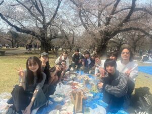Alisa Sakamaki Instagram - 幸せってこういうこと。🌸
ガッチャードメンバー、1人残らず大好きです。
みんな愛してるーー！！！
最後の写真、幸せが詰まってます☺️☺️☺️

#仮面ライダー 
#仮面ライダーガッチャード 
#坂巻有紗 
#lachesis 
#ラケシス 
#kamenrider