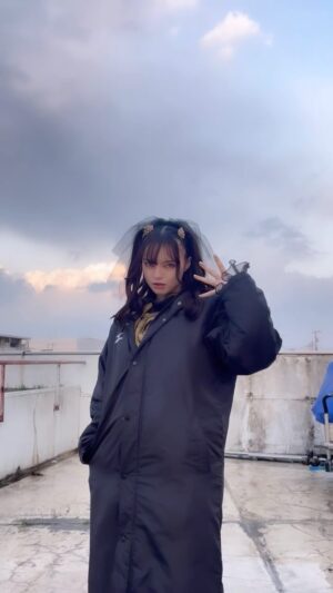 Alisa Sakamaki Instagram - オフショやでええ☺️💕

撮影者はなんと、いとの（アトロポス）ちゃんです😍笑

ガッチャードメンバーの一人ひとりが本当に愛おしいです撮影楽しい😭✨
最後まで頑張っちゃうよーーん🐜🐜

#坂巻有紗 
#ラケシス 
#lachesis 
#alisasakamaki 
#仮面ライダー 
#仮面ライダーガッチャード 
#kamenrider