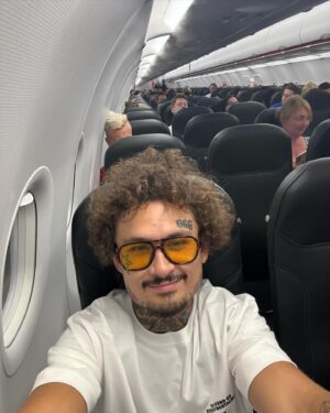 Alisher Morgenshtern Instagram - а это я - грязный и счастливый, в мятой футболке и сланцах лечу в эконом классе, потому что срочно нужен своей девочке. я позволил себе оставить её одну в трудный период, обосновав тем, что «мне нужно побыть наедине и найти себя (кого блять найти?)». и вот спустя сутки я понял, что в рот ебал все свои дела, и все не так и все не то, когда твоя девушка больна, как говаривал классик. к чему эта душная хуйня? к тому что чтобы стоять крепко, нужно сначала фундамент починить. 
мой эгоизм снова подбежал ко мне в крысу со спины, как рэпер, а цитата из маленького принца была бы слишком ванильной ща
лечу из Аликанте в Лондон, от семьи к семье ✌🏻