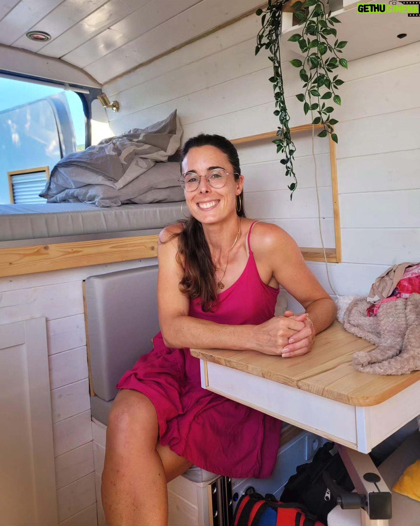 Alizé Cornet - 6.5K Likes - Alors que les JO de Paris battent leur plein (et que je continue de les suivre avec attention 👀🇨🇵💪), aujourd'hui commence pour moi l'un de mes rêves de toujours : sillonner les routes de France en fourgon 🚌
Deux mois d'exploration pour découvrir notre magnifique pays sous un angle nouveau et nous reconnecter à l'essentiel. À la nature, la lenteur, la contemplation, la simplicité.
Deux mois d'un voyage qui sera sans doute inoubliable, de la Drôme à la Haute Savoie, en passant par les Pyrénées, la Bretagne et le Jura.
L'aventure, la liberté.
What else ? ✌️
#vanlife