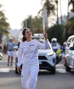 Alizé Cornet Instagram - Ce fut évidemment un crève-cœur de ne pas me qualifier pour mes 5ème jeux olympiques à la maison, mais quelle immense joie de porter toutes ces valeurs sportives si chères à mon cœur à bout de bras. De relayer cette flamme, symbole de paix et d'unité, qui devrait nous inspirer en cette période où nous pourrions être divisés.

Merci @paris2024 et ma @villedenice pour ce moment magique 🔥 et bon courage à tous les merveilleux athlètes qui vont représenter la France cet été 🇨🇵💪

#relaisdelaflamme #Paris2024