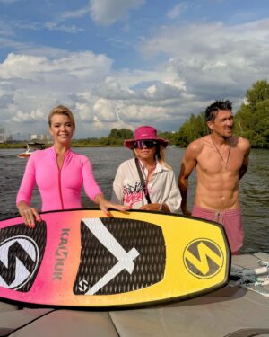 Alla Mikheeva Instagram - В середине лета, но я открыла сезон катания благодаря @vinokurov_ilia  и @stroginowakepark ! 🏄‍♀️