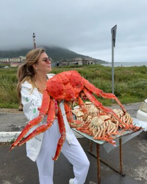 Alla Mikheeva Instagram - Сахалин в моем сердце 🤍
Самый атмосферный пост 🦀 ⛰️ 🌊 

P.s. А чем славится Ваш регион? Какими блюдами, местами?