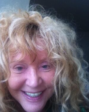 Alla Pugacheva Instagram - Многие хотят увидеть меня без макияжа,так сказать без прикрас.Удовлетворяю ваше любопытство,но не забывайте,что в апреле мне стукнет 69 лет.😀😀😀