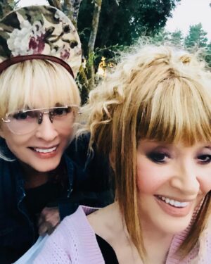 Alla Pugacheva Instagram - Желаем всем девушкам почтенного возраста ловить кайф от каждого мгновения жизни и не унывать в любых  ее проявлениях,порою невыносимых.🙋‍♀️🤷‍♀️#Алла#Лайма# Дамысдюн