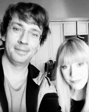 Alla Pugacheva Instagram - Скоро нам в окне покажут черно-белое кино.
Белый снег на землю ляжет,
Белой землю стать обяжет.
Нам кайфово все равно.❤️❤️