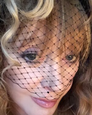 Alla Pugacheva Instagram - Когда я читаю клевету в свой адрес,злословие и всякие глупости,я радуюсь подтверждению того,что НИКТО И НИЧТО не может омрачить мне моего радужного настроения❤️🌺🌸🌼