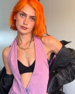 Alli Neumann Instagram - der deich hat gebrannt und mein herz auch 
und prodigy hat gespielt und blumengarten und alles ist cute 💜 danke @deichbrand 🧡🧡🧡🧡

fotos @eivissa.wav