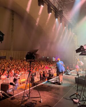 Alli Neumann Instagram - der deich hat gebrannt und mein herz auch 
und prodigy hat gespielt und blumengarten und alles ist cute 💜 danke @deichbrand 🧡🧡🧡🧡

fotos @eivissa.wav