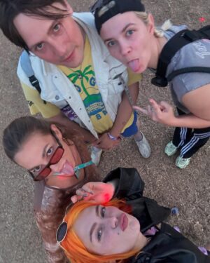 Alli Neumann Instagram - der deich hat gebrannt und mein herz auch 
und prodigy hat gespielt und blumengarten und alles ist cute 💜 danke @deichbrand 🧡🧡🧡🧡

fotos @eivissa.wav