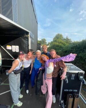Alli Neumann Instagram - allividerci festival sommer! 🪐🔮🎸
das war gestern das ende einer ära und manche songs hab ich vielleicht zum letzten mal gespielt und musste ein bisschen weinen. danke, dass ihr die letzte open air show so krass gemacht habt… @greenjuicefestival 
ab jetzt bereite ich mich auf meine elbphilharmonie show vor und ein neues kapitel!
daaaaaanke meine crushes und danke an meine crew 😭🥵💚
@eivissa.wav