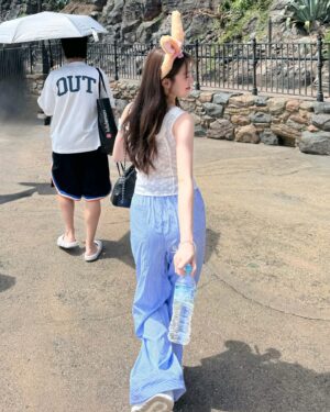 Ally Chiu Instagram - 🐟
實現迪士尼夢之海洋篇

做攻略時 只想著如何都能玩到
所以對於設施內容一概不知

每當我走進不同主題設施時
我的口頭禪已經變成
哇 這好厲害 
哇 這怎麼做的😂

這趟非常沈浸式迪士尼體驗
真的好喜歡 好滿足
Disneyland請等我☺️💕

你們喜歡哪個設施？ 個人很愛自由落體（突然忘記名字哈