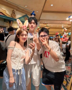 Ally Chiu Instagram - 🐟
實現迪士尼夢之海洋篇

做攻略時 只想著如何都能玩到
所以對於設施內容一概不知

每當我走進不同主題設施時
我的口頭禪已經變成
哇 這好厲害 
哇 這怎麼做的😂

這趟非常沈浸式迪士尼體驗
真的好喜歡 好滿足
Disneyland請等我☺️💕

你們喜歡哪個設施？ 個人很愛自由落體（突然忘記名字哈