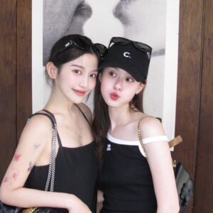 Ally Chiu Instagram - ···
你說說那是一個怎麼樣的世界
在那頭我們才能感受到無憂無慮的快樂