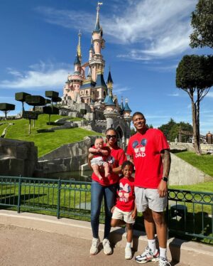 Allyson Felix Instagram - To celebrate a sporty summer in France, @allysonfelix made a stop with her family at @disneylandparis. What an epic day! 🤩

Pour célébrer un été sportif en France, Allyson Felix a fait une pause en famille à Disneyland Paris. Quelle journée épique ! 🤩 

#DisneylandParis #DisneyParks