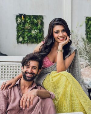 Alma Hussein Instagram - Abeer aur Trisha Ki prem kahaani 🎬🥰

Abeer   Trisha = #Abisha 
( I mean we are totally shipping this!)

#neerjaeknayipehchaan only on @colorstv at 8:30 pm, Monday - Sunday