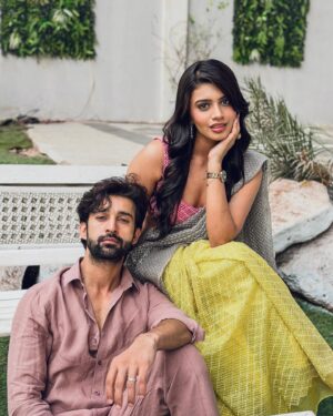 Alma Hussein Instagram - Abeer aur Trisha Ki prem kahaani 🎬🥰

Abeer   Trisha = #Abisha 
( I mean we are totally shipping this!)

#neerjaeknayipehchaan only on @colorstv at 8:30 pm, Monday - Sunday