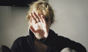 Alma Noce Instagram - La morte del cinema indipendente porta la firma dei Ministri Gennaro Sangiuliano e Giancarlo Giorgetti. 
Il Decreto Tax per il Cinema, firmato il 10 Luglio ( non sottoposto al vaglio del Consiglio Superiore del Cinema e Audiovisivo) agevola le grandi major, comprese quelle straniere, e penalizza i piccoli e medi produttori, i giovani autori e tutti i lavoratori dello spettacolo che già da tempo sono senza lavoro. 
Mi rivolgo alle associazioni, ai produttori, ai registi, agli attori e a tutti i lavoratori dell’audiovisivo che decideranno di non esporsi, di non manifestare o scioperare contro un decreto che metterà in ginocchio il nostro settore…Perché? Cos’è questo silenzio? È consenso il vostro?

Volete l’arte? Volete il cinema libero? 
Capite chi siete e di cosa volete far parte…
Tuteliamoci a vicenda e difendiamo ciò che tanto predichiamo di amare.
