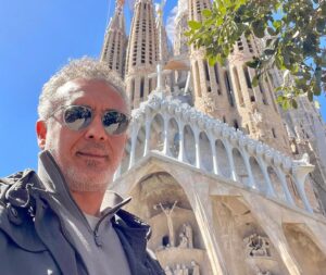 Alper Atak Instagram - Antoni Gaudí‘nin dehası ile baş döndürücü bir eser olan  #lasagradafamilia gotik mimarisi ve içindeki ışık şöleni ile büyüleyici bir güzelliğe sahip.