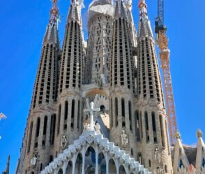 Alper Atak Instagram - Antoni Gaudí‘nin dehası ile baş döndürücü bir eser olan  #lasagradafamilia gotik mimarisi ve içindeki ışık şöleni ile büyüleyici bir güzelliğe sahip.