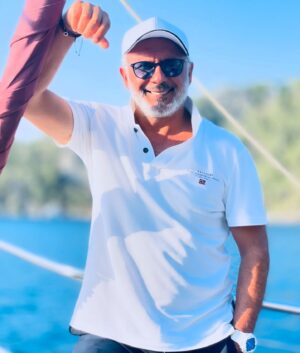 Alper Atak Instagram - Bir başka iklimde saydamlığı arayan bir balık olarak 63 gündür denizdeyim. Gördüğüm şey tüm doğa ve tüm canlıların benzer bir ruhani deneyimi paylaşıyor olduğu. Herkesin yolu ve yolculuğu kendi deneyimi elbet. Lakin insan sevgi ile birbirine dokunarak yolunu buluyor sadece. Çünkü dünyanın ruhu  varsa o da sevgi. Tüm canlılara duyulan saf sevgi. Sevgi olmadan, masumiyet olmadan bir adım bile öteye gidemiyoruz maalesef. Her canlının yaşam hakkına saygı duyduğumuzda ya da bunu anladığımızda, yaşadığımız mavi gezegen gerçek kimliğine kavuşacak.
Seyir günlüğü 24.07.2024
💫🐬⛵️ #sea #sailor