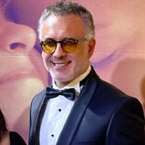 Alper Atak Instagram - Çok güldüren, çok ağlatan harika, sımsıcak bir film olmuş @sirrinibiliyorumfilm emeğimize sağlık. Başta yapımcımız @aliertemofficial a bizi bu projeye inandırdığı için, yönetmenimiz @battalkarslioglu na bize oynarken tanıdığı özgürlük için, birbirinden kıymetli tüm oyuncu arkadaşlarımın gösterdiği dayanışma için, set arkasındaki tüm kahramanların emeği,desteği için herkese teşekkürler. Sırrını Biliyorum 22 Mart’ta tüm sinemalarda… Güzel bir film izlemek isteyenler kaçırmasın! 💫🎈🙏🏻