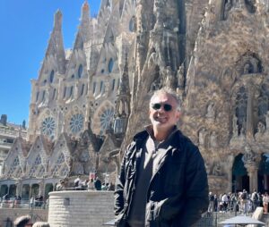 Alper Atak Instagram - Antoni Gaudí‘nin dehası ile baş döndürücü bir eser olan  #lasagradafamilia gotik mimarisi ve içindeki ışık şöleni ile büyüleyici bir güzelliğe sahip.