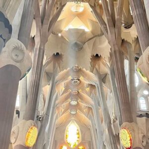 Alper Atak Instagram - Antoni Gaudí‘nin dehası ile baş döndürücü bir eser olan  #lasagradafamilia gotik mimarisi ve içindeki ışık şöleni ile büyüleyici bir güzelliğe sahip.