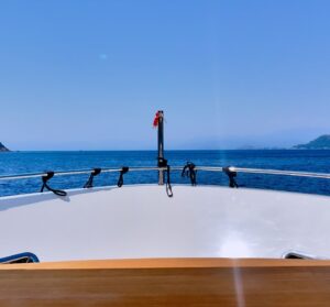 Alper Atak Instagram - 25 Haziran Dünya Denizciler Günü kutlu, rüzgarımız hep kolay olsun. ⛵️🌊🙏🏻 #25hazirandünyadenizcilergünü #sailing #yachting