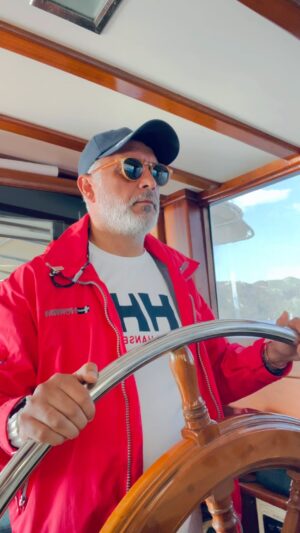 Alper Atak Instagram - Kaptanın seyir defteri: 
“Bize, başarının her zaman varış noktası olduğu öğretildi... Ana rahminden beri genlerimizde taşıdığımız. Kendimizi bu kalıbın içinde hapis bulduğumuz bir zihniyet geliştirdik yaş aldıkça. Yeni bir bakış açısı inşa etmek, yeni fikirlere açık olmak, kritik düşünme becerileri geliştirmek ve kendimizi, çevremizi, değerlerimizi, bilgilerimizi sorgulamayı öğrenmemiz zor geldi. Yolculuğun önemini her zaman arka planda bıraktık. Oysa, asıl başarı kolektif bir yolculuktu…Kimin ile ya da kimler ile çıktığımız bir yolculuk…
Zihniyetimiz değiştikçe, dünyayı farklı bir açıdan görmeye başlıyoruz. Mesela dünya ya denizden baktığınızda düz görüyorsunuz her şeyi…Yuvarlak olduğu kalıbını kırıyor ve yeni davranış kalıpları geliştiriyor, hayatımızda farklı seçimler yapmaya başlıyoruz. Sonuç olarak, başarı yolculuğunda her zaman bütünselliğin kazandığını görüyorsunuz. Kalıplardan ne kadar erken kurtulursanız, rüzgarı arkanıza alıp yaşamınızı o derece başarı ile inşa etmeye başlıyorsunuz.” 💫⛵️ #sailing #sailinglife #sailingyacht