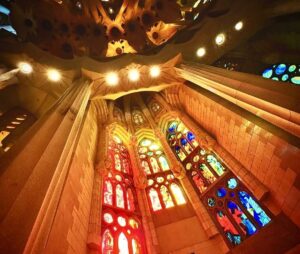 Alper Atak Instagram - Antoni Gaudí‘nin dehası ile baş döndürücü bir eser olan  #lasagradafamilia gotik mimarisi ve içindeki ışık şöleni ile büyüleyici bir güzelliğe sahip.