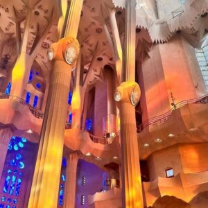 Alper Atak Instagram - Antoni Gaudí‘nin dehası ile baş döndürücü bir eser olan  #lasagradafamilia gotik mimarisi ve içindeki ışık şöleni ile büyüleyici bir güzelliğe sahip.