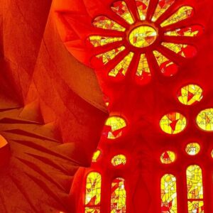 Alper Atak Instagram - Antoni Gaudí‘nin dehası ile baş döndürücü bir eser olan  #lasagradafamilia gotik mimarisi ve içindeki ışık şöleni ile büyüleyici bir güzelliğe sahip.