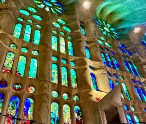 Alper Atak Instagram - Antoni Gaudí‘nin dehası ile baş döndürücü bir eser olan  #lasagradafamilia gotik mimarisi ve içindeki ışık şöleni ile büyüleyici bir güzelliğe sahip.