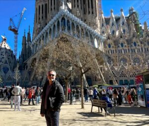 Alper Atak Instagram - Antoni Gaudí‘nin dehası ile baş döndürücü bir eser olan  #lasagradafamilia gotik mimarisi ve içindeki ışık şöleni ile büyüleyici bir güzelliğe sahip.