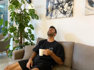 Alper Saylık Instagram - İkincisinde biraz fazla gülmüş olabilirim.😂☕️