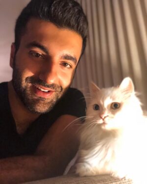 Alper Saylık Instagram - Doğum günümü kutlayan ve geçmiş olsun dileklerini esirgemeyen herkese;

Bugün dünyayı istediğin bir renge boya! Rengârenk batan günü al karşına, bir renk de kendinden kat. Cocuklar gibi saf, temiz ve berrak... İyi ki varsınız!🍀😊