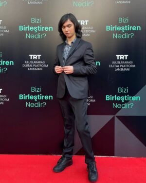 Alperen Efe Esmer Instagram - Başlıyoruz🤘🏻 Yeni sezon bölümlerimiz bugün itibariyle @tabii'de sizlerle💚 Aksiyon ve heyecan yine dorukta.🔥✨
@trt1 @tabii  #trtdijital #platform #tabii #lansman #candostlar #tozkoparaniskender